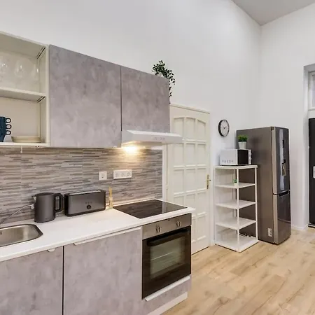 - New - Modern بودابست